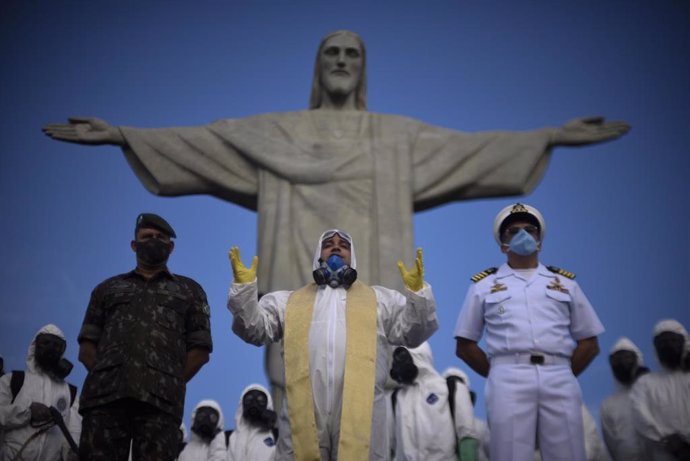 Personal militar durante las labores de desinfección del Cristo de Corcovado, una de las zonas más turísticas de Río de Janeiro.