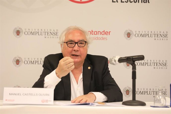 El ministro de Universidades, Manuel Castells, durante la sexta jornada de la XXXIII Edición de los Cursos de Verano en San Lorenzo de El Escorial, Madrid (España), a 27 de julio de 2020. 