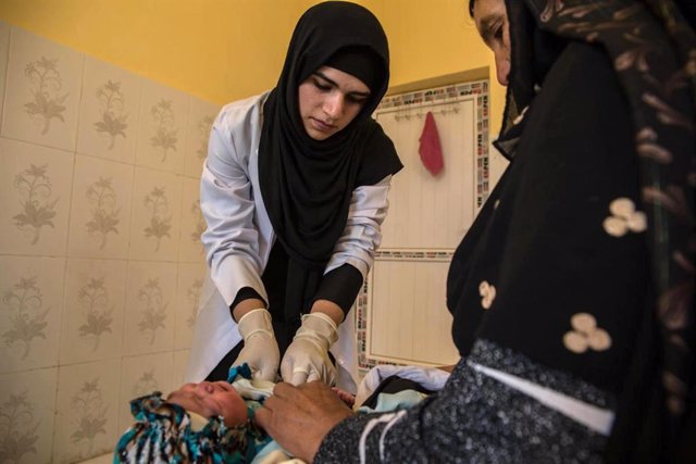 Laila atiende a una madre y su bebé en una clínica en una aldea próxima a Herat, en Afganistán
