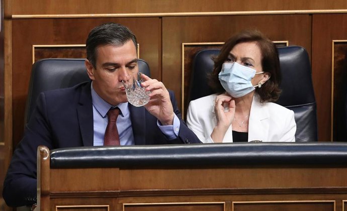 El presidente del Gobierno, Pedro Sánchez; y la vicepresidenta primera, Carmen Calvo, durante una sesión plenaria en el Congreso, en Madrid (España), a 29 de julio de 2020. Sánchez comparece para dar detalles del fondo recuperación postCovid acordado en
