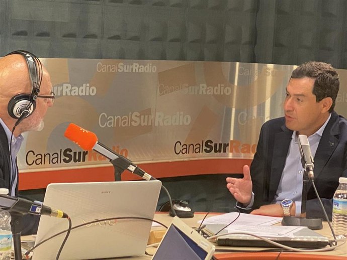 Juanma Moreno, durante la entrevista