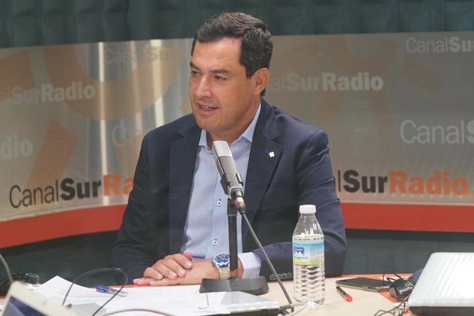 Juanma Moreno, este lunes, durante la entrevista