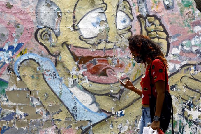 Una dona passeja per un carrer de Caracas