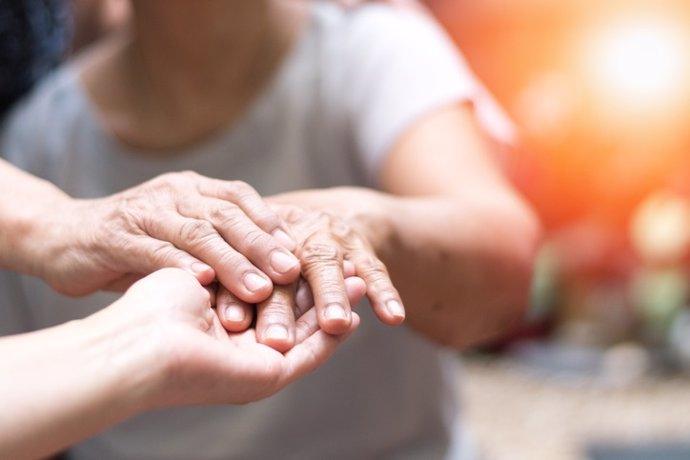 Parkinson, mano, mujer mayor, atención, ayuda, cuidadora