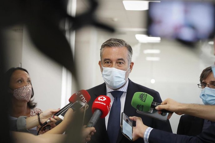 El consejero de Justicia, Interior y Víctimas, Enrique López (i), responde a los medios durante su visita a las nuevas instalaciones del Servicio de Orientación Jurídica ubicado en los Juzgados de Plaza de Castilla y gestionado por el Colegio de Abogado