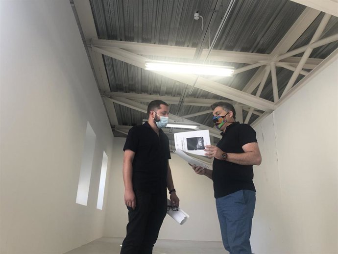 El director general del Instituto de las Industrias Culturales y las Artes, Juan Antonio Lorca, y el coordinador del Centro Párraga, Sergio Porlán, en la presentación de la programación