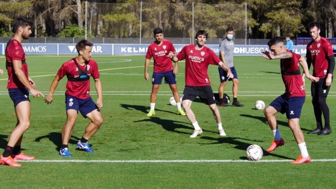 Fútbol.- El Huesca entrena sin contacto tras el positivo de Oyarzabal
