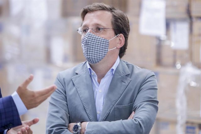 El alcalde de Madrid, José Luis Martínez-Almeida, visita el almacén permanente en el que el Ayuntamiento de la ciudad guarda todo su material de protección ante el Covid-19.