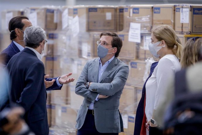 El alcalde de Madrid, José Luis Martínez-Almeida (c), visita el almacén permanente en el que el Ayuntamiento de la ciudad guarda todo su material de protección ante el Covid-19.