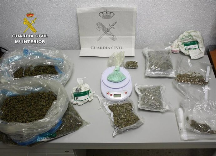 La Guardia Civil desmantela un punto de venta de marihuana en Torre Pacheco y detiene a tres miembros de una familia