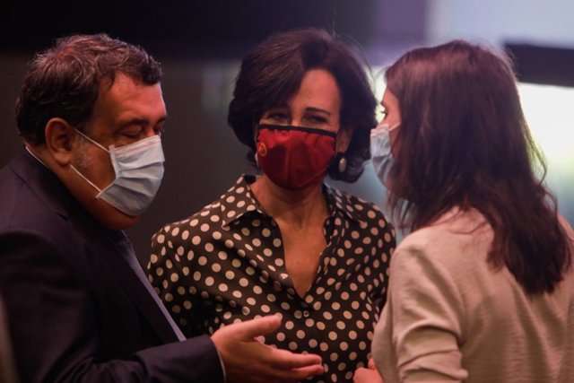 a presidenta del Banco Santander, Ana Patricia Botín y la ministra de Igualdad, Irene Montero charlan tras la conferencia ofrecida por el presidente del Gobierno