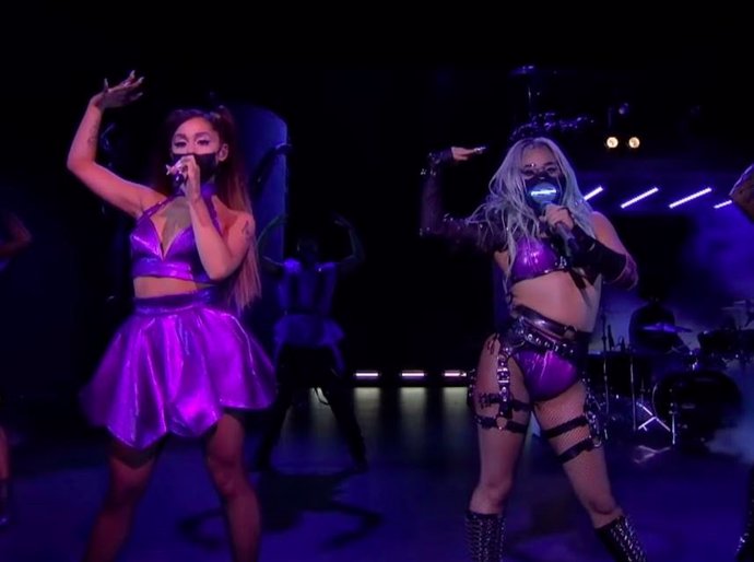 Ariana Grande y  Lady Gaga en los  MTV Video Music Awards 2020