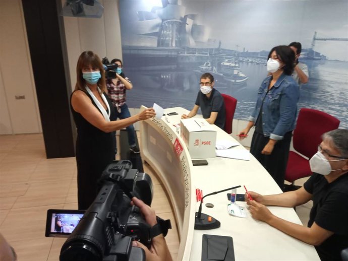 La secretaria general del PSE-EE, Idoia Mendia, en la votación de la militancia sobre el acuerdo de Gobierno con PNV