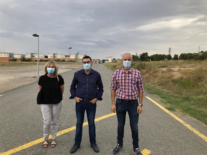 El director general de Administración Local y Despoblación del Gobierno foral, Jesús M Rodríguez, y el alcalde de Caparroso, Carlos Alcuaz.