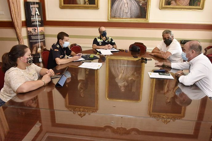 El alcalde de Antequera, los concejales de Seguridad y Educación y los jefes de la Policía Local y Protección Civil en una reunión de coordinación