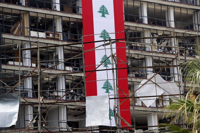 Una bandera de Beirut en un edificio dañado por la explosión