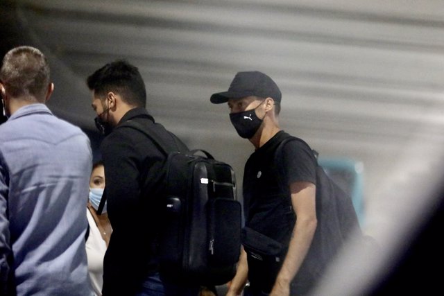 El nuevo jugador de la Real Sociedad, David Silva, llega al aeropuerto de Bilbao-Loiu para posteriormente dirigirse a San Sebastián tras abandonar el Manchester City, a 30 de agosto de 2020.
