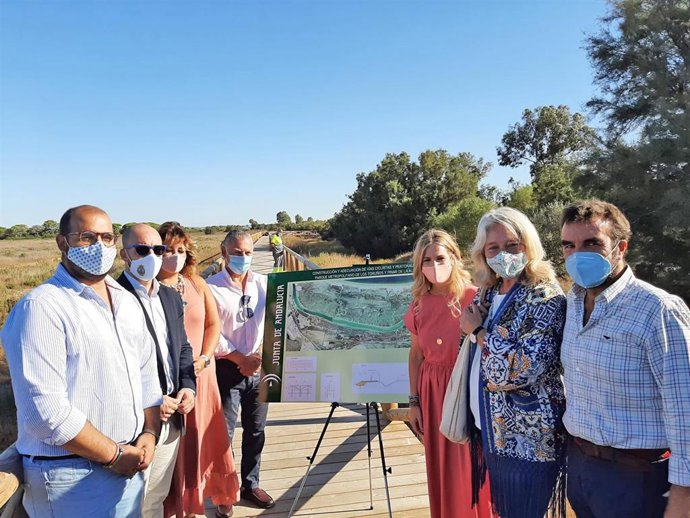 La delegada del Gobierno de la Junta en Cádiz, Ana Mestre,  en una visita al Parque de los Toruños y Pinar de Algaida