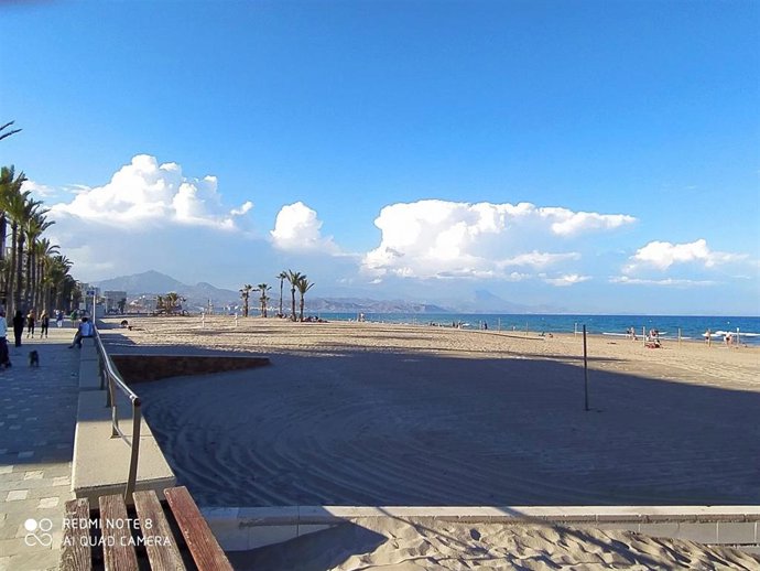 Playa de San Juan y al fondo Mutxavista.