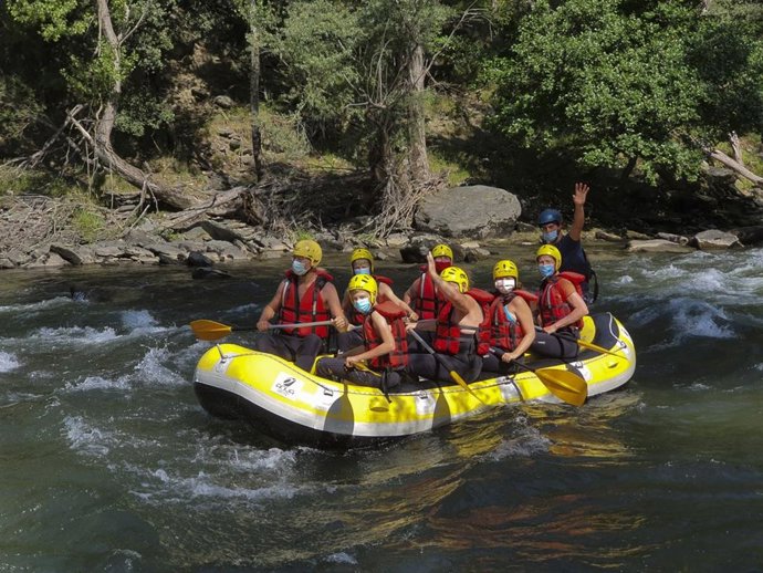 Rafting con mascarillas en el pantano de la Torrassa, entre los municipios de La Guingueta y Espot (Lleida)