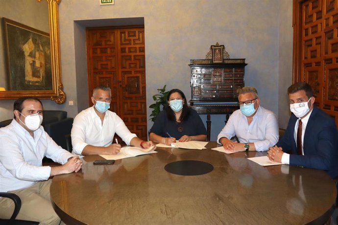 Firma del convenio entre Iprodeco y Asojem.