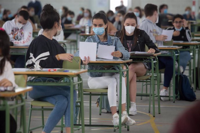 Estudiantes de bachillerato realizando los exámenes de Selectividad en Viveiro (Lugo)