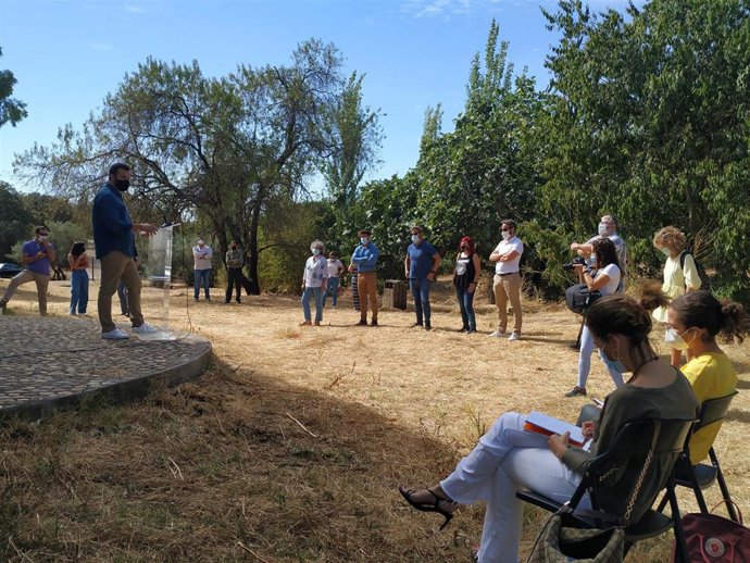 El alcalde de Cáceres en una rueda de prensa en el Oivar Chico de los Frailes
