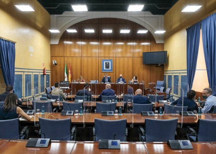 La comisión de reconstrucción pospone al jueves el debate del dictamen para estudiar las 82 enmiendas de PP y Cs