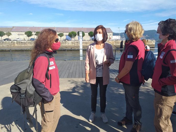 La conselleira de Medio Ambiente, Territorio e Vivenda, Ángeles Vázquez, en el puerto de Vigo, con trabajadores del Parque Nacional Illas Atlánticas.