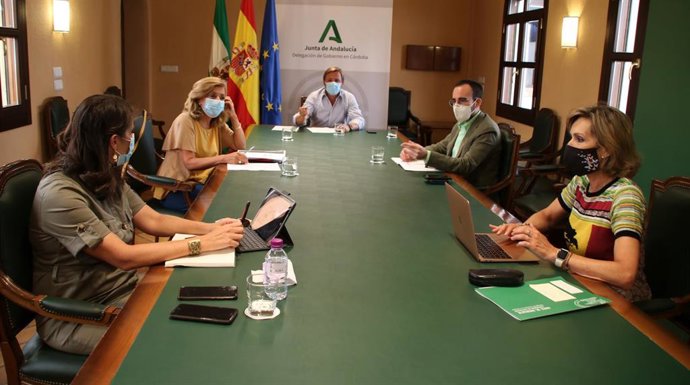 Antonio Repullo con Ángel Herrador, María Jesús Botella, Inmaculada Troncoso y Araceli Cabello en la comisión para prevenir el Covid en explotaciones agrícolas.