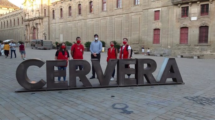Participantes en la campaña de prevención del coronavirus de Cruz Roja en Cervera (Lleida).