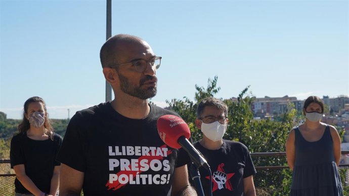 El exalcalde de Sabadell y concejal de Crida per Sabadell, Maties Serracant, atendiendo a los medios de comunicación este lunes 31 de agosto.