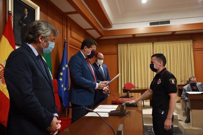 Daniel Muñoz Hernando toma de posesión como nuevo jefe del Servicio de Extinción de Incendios y Salvamento de Córdoba ante el alcalde, José María Bellido.