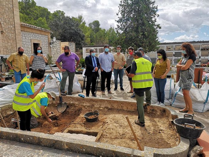 Tareas de exhumación de la fosa de Bunyola