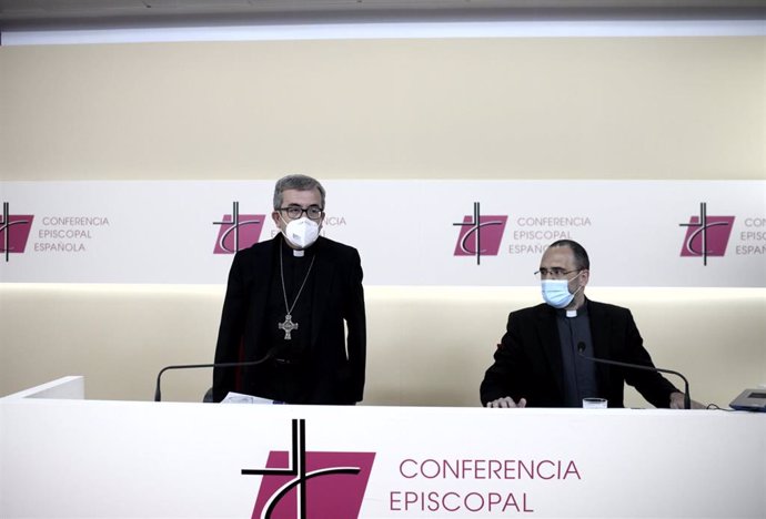 El secretario general de la Conferencia Episcopal Española (CEE) y obispo auxiliar de Valladolid, Luis Javier Argüello García (i) en rueda de prensa