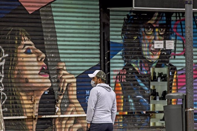 Un hombre con mascarilla en Buenos Aires