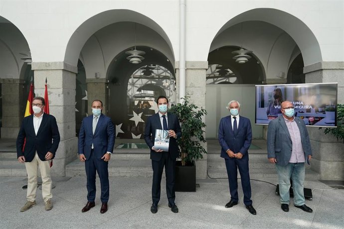 Aguado asiste a la firma del protocolo consensuado con patronal y sindicatos ante el Covid-19