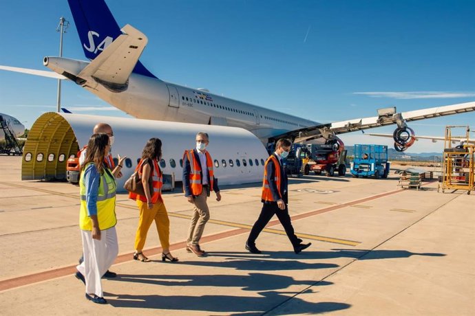 El conseller Arcadi España visita el aeropuerto de Castellón