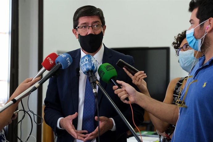 El vicepresidente de la Junta y consejero de Turismo, Regeneración, Justicia y Administración Local, Juan Marín, atiende a los medios de comunicación tras  su reunión con el presidente del Tribunal Superior de Justicia en Andalucía (TSJA), Lorenzo del R