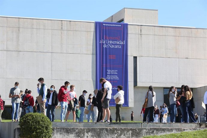 Alumnos en la Universidad de Navarra ante el inicio del curso 2020-2021.