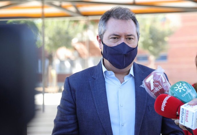 El alcalde de Sevilla atiende a los medios de comunicación