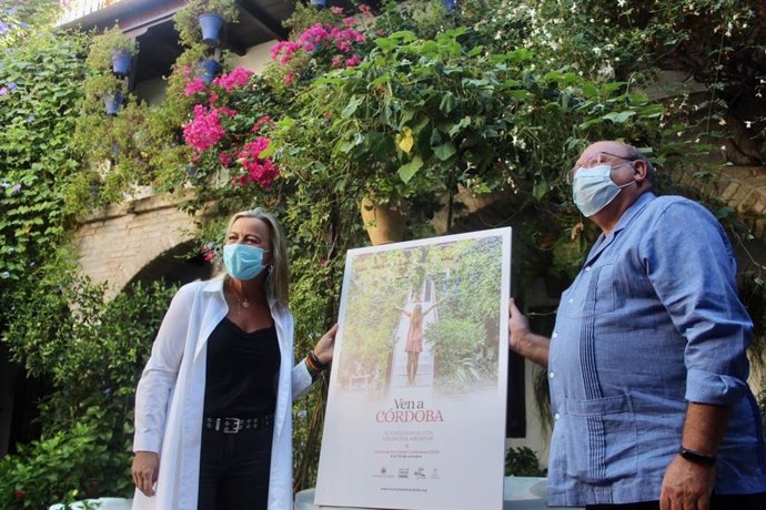 Isabel Albás y Miguel Ángel Roldán presentan la campaña de promoción de los patios.