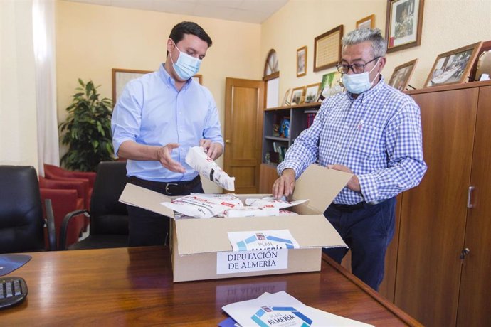 El presidente de Diputación en Íllar con el reparto de material higiénico sanitario del programa Cerca