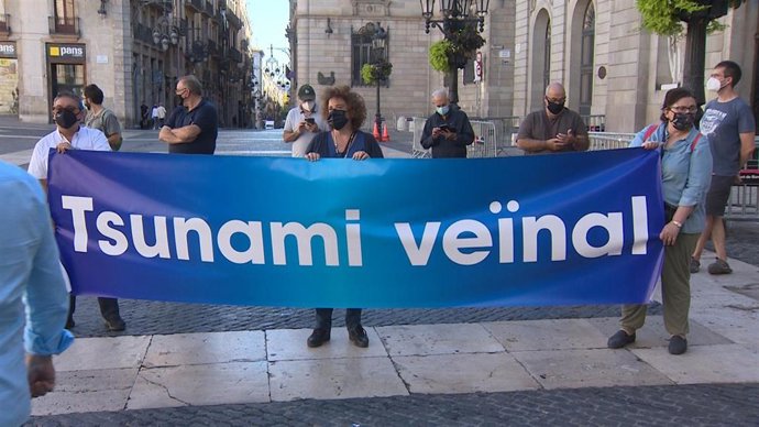 Representantes del movimiento Tsunami Venal este lunes en la plaza Sant Jaume de de Barcelona