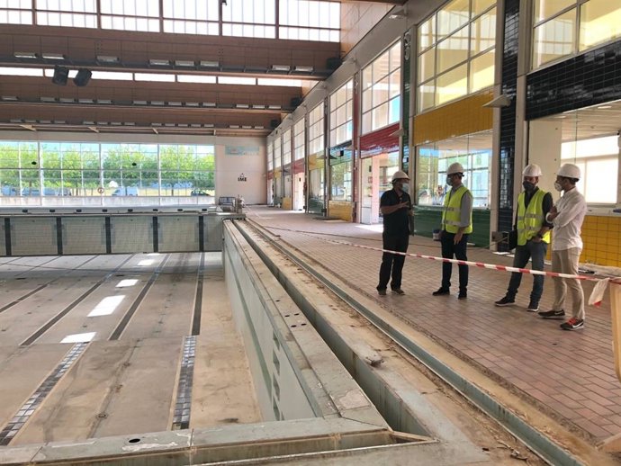 El alcalde de Palma, José Hila, en la visita a las obras de las piscinas de Son Hugo.