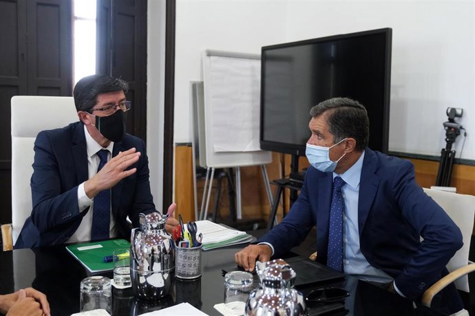 El vicepresidente de la Junta y consejero de Turismo, Regeneración, Justicia y Administración Local, Juan Marín (i), durante su reunión con el presidente del Tribunal Superior de Justicia en Andalucía (TSJA), Lorenzo del Río (d). 