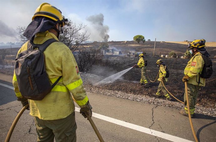 Miembros del Infoca continúan las labores de extinción del incendio forestal de Almonaster la Real en Zalamea la Real. En Huelva (Andalucía, España), a 29 de agosto de 2020.