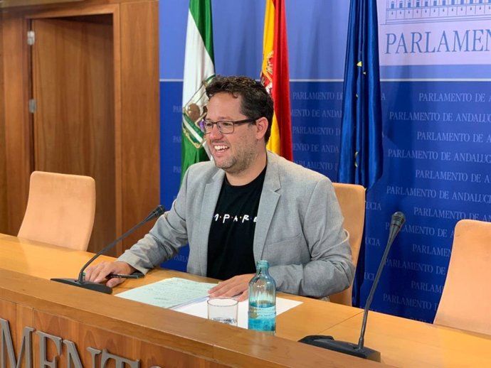 El portavoz adjunto del grupo parlamentario Adelante, José Ignacio García, en rueda de prensa