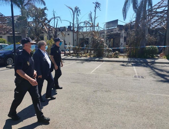 El subdelegado del Gobierno visita el centro comercial calcinado por el incendio de Estepona