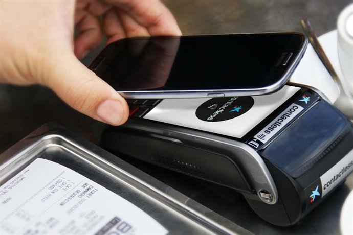 CaixaBank aumenta un 79,5% el número de clientes que pagan con el móvil en Andalucía, con una facturación de 28 millones